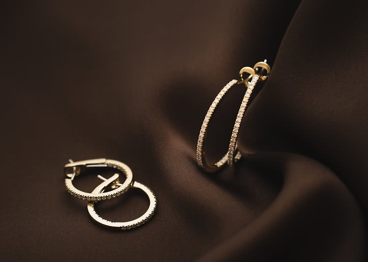Round hoop earrings in 18K gold with lab-grown diamonds